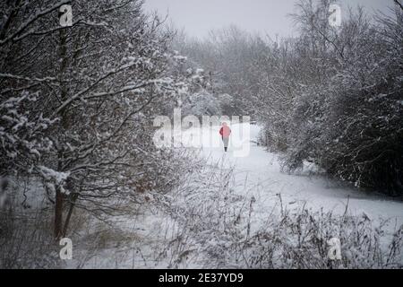 Tow Law, County Durham, Großbritannien. Sonntag, 3. Januar 2021: Grauer kämpfen heute Morgen, um die Straßen im Dorf Tow Low in der Grafschaft Durham in Bewegung zu halten Stockfoto