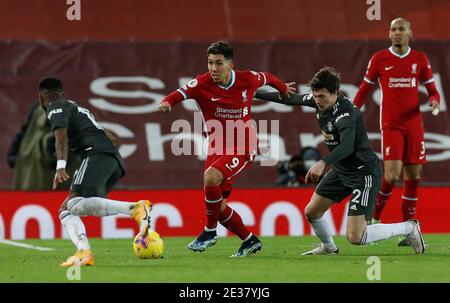 Liverpools Roberto Firmino (Mitte) kämpft während des Premier League-Spiels in Anfield, Liverpool, gegen Fred (links) von Manchester United und Victor Lindelof. Stockfoto