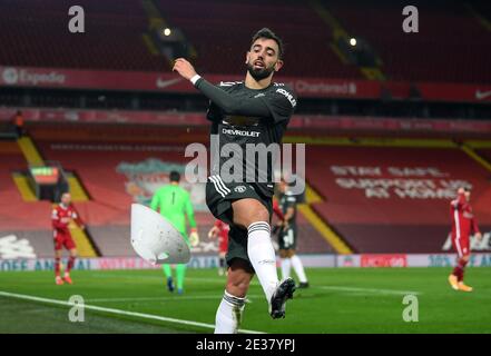 Bruno Fernandes von Manchester United reagiert auf eine verpasste Chance beim Premier League-Spiel in Anfield, Liverpool. Stockfoto