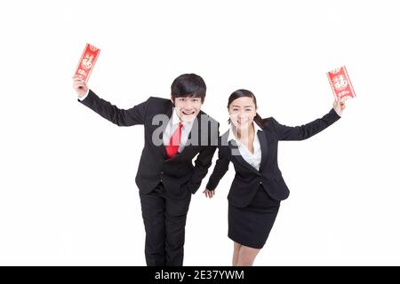 Happy Young Geschäftsleute mit roten Umschlägen hochwertige Foto Stockfoto