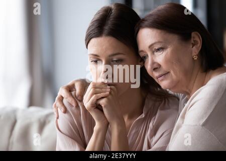 Nahaufnahme liebevolle reife Mutter beruhigende frustrierte Erwachsene Tochter Stockfoto