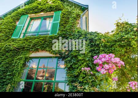 Das Haus des berühmten französischen Malers Claude Monat in Giverny ist von Geranien und anderen Blumen umgeben, mit der Fassade bedeckt von Efeu; Frankreich Stockfoto