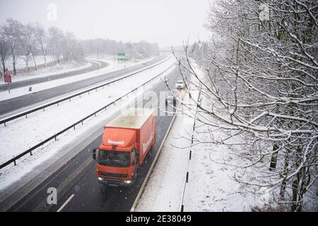 Middlesbrough, Großbritannien. Samstag, 2. Januar 2021: Ein Warburtons Lieferwagen macht seinen Weg durch dichten Schnee und winterliche Bedingungen in Middlesbrough. Stockfoto