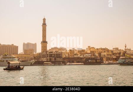 Ein Abra durchquert den Dubai Creek, aufgenommen vom Zentrum der Altstadt von Dubai. Stockfoto