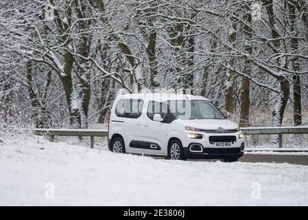 Middlesbrough, Großbritannien. Samstag 2. Januar 2021: Schwere Schneeschauer setzten sich am Morgen in Middlesbrough auf der A171 fort und verursachten gefährliche CO Stockfoto