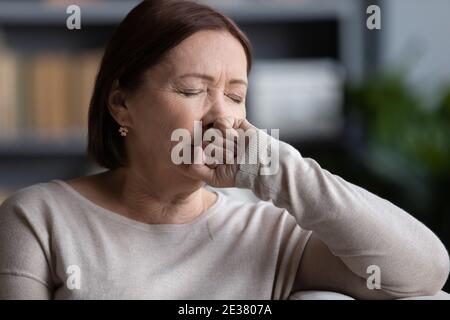 Close up depressive reife Frau weinen, denken über Probleme Stockfoto