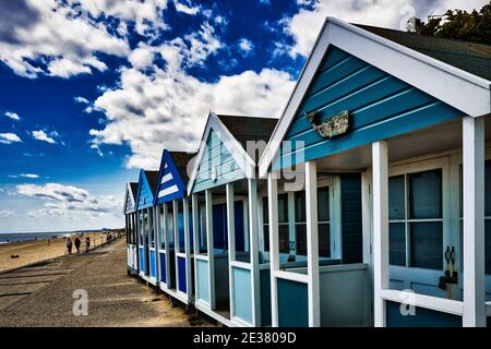 Blaue Strandhütten, Sommertag, Southwold, Suffolk, Großbritannien Stockfoto