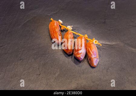 Vier Datteln verzweigen sich auf Schiefer Stockfoto