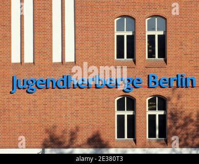 Berlin, Deutschland. Februar 2020. Der Schriftzug "Jugendherberge Berlin" ist an der façade eines Hauses in der Nähe des Bahnhofs Ostkreuz angebracht. Quelle: Soeren Stache/dpa-Zentralbild/ZB/dpa/Alamy Live News Stockfoto