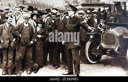 1919 - EIN britischer SonderkonStall leitet den Verkehr während eines Blitzschlags durch die Polizei wegen der Unterdrückung seiner Gewerkschaft - die Polizeistreiks von 1918 und 1919 im Vereinigten Königreich führten dazu, dass die britische Regierung Vorschläge des Police Act einführte, Gründung der Police Federation of England and Wales als Vertretungsorgan für die Polizei. Das Gesetz Verbot der Polizei auch die Zugehörigkeit zu einer Gewerkschaft oder die Zugehörigkeit zu einer Gewerkschaft. Stockfoto