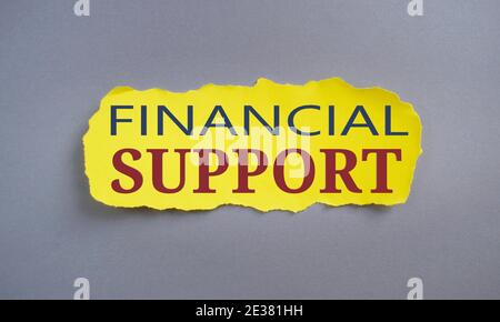 Finanzielle Unterstützung Text auf gelbem zerrissenen Papier geschrieben.Konzept der Ressourcen zur Verfügung gestellt, um einige Projekt möglich zu machen. Stockfoto