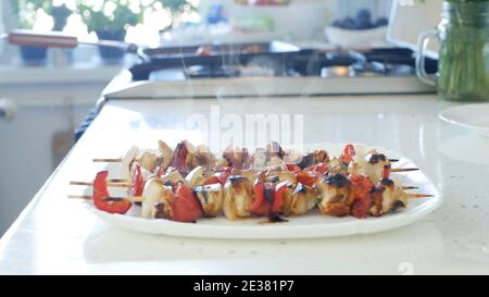 Hähnchenspieße mit Fleisch und Gemüse auf einem Grill zubereitet Zu Hause Stockfoto