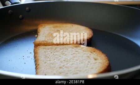 Zwei Scheiben Toast in einer Pfanne auf dem gegart Herd Stockfoto