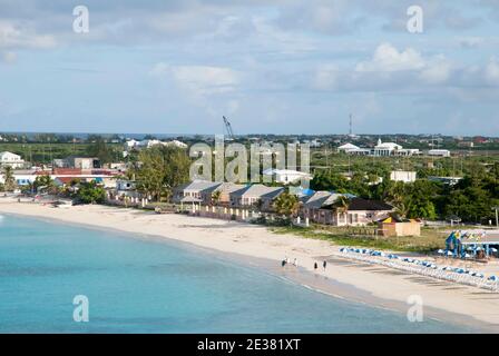 Der luftige Morgenblick und noch leerer Touristenstrand in Cockburn Town auf Grand Turk Island (Turks- und Caicos-Inseln). Stockfoto