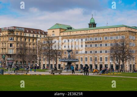 7. März 2020, Stuttgart, Deutschland - Neues Schloss am Schlossplatz bewölktes Wetter, viele Touristen. Stockfoto