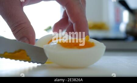 Nahaufnahme Bild mit einem leckeren gekochten Ei am Morgen Frühstück Stockfoto