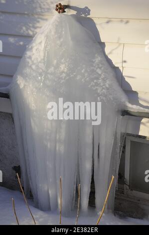 Gefrorenes Eis Am Hauswasserhahn Gefrorene Rohre Gebildet Stockfoto