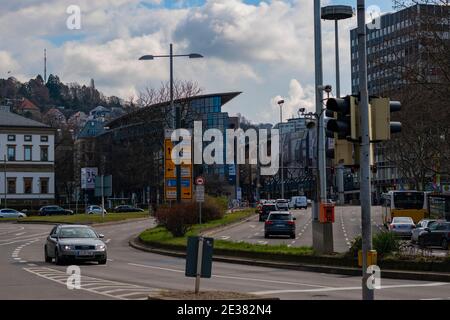 07. März 2020 Stuttgart, Deutschland - Konrad-Adenauer-Straße, Zentrum von Stuttgart, belebte Straße am Frühlingstag. Blick vom Alten Schloss Stockfoto