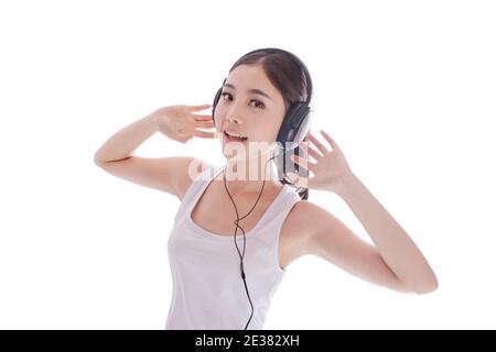 Portrait einer jungen Frau, die Musik von hoher Qualität hört Foto Stockfoto
