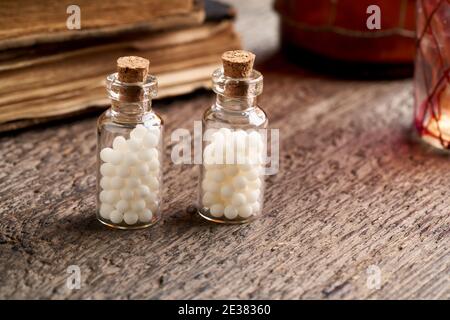 Flaschen mit homöopathischen Mitteln auf einem Tisch Stockfoto