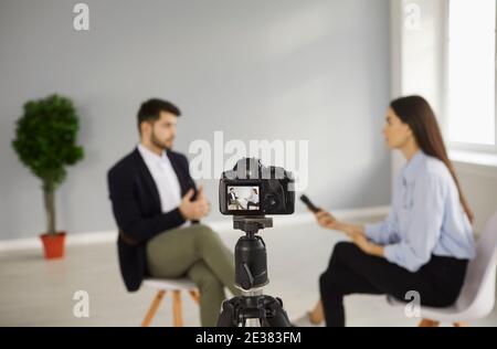 Digitale Videokamera Aufnahme Interview mit berühmten Person im Fernsehen studio Stockfoto