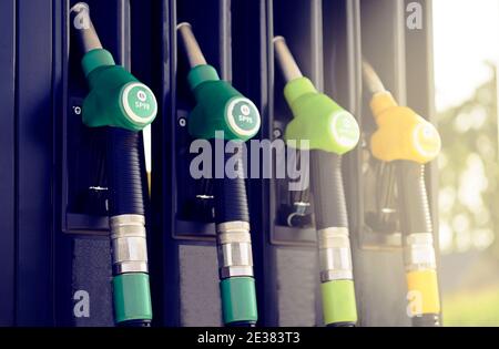 Kraftstoffpumpen an einer Tankstelle konzentrieren sich auf Diesel. Nahaufnahme der Kraftstoffdüse im Ölverteiler. Benzin Pistole Füllung grüne und goldene Farben. Stockfoto