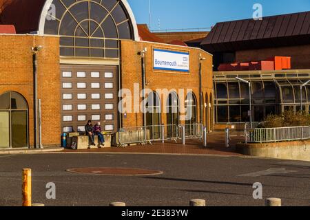 Bournemouth, England – Eintritt zum NHS COVID-19 Impfzentrum im Bournemouth International Centre, am 17 2021. Januar in Großbritannien. Stockfoto