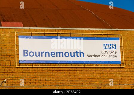 Bournemouth, England – Unterschreiben Sie am 17 2021. Januar in Großbritannien beim NHS COVID-19 Impfzentrum im Bournemouth International Centre. Stockfoto