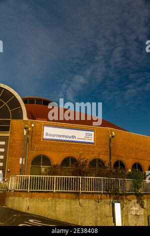 Bournemouth, England – Eintritt zum NHS COVID-19 Impfzentrum im Bournemouth International Centre, Landschaft, Porträt, am 17 2021. Januar in Großbritannien Stockfoto