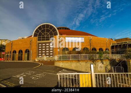 Bournemouth, England – Eintritt zum NHS COVID-19 Impfzentrum im Bournemouth International Centre, Landschaft, am 17 2021. Januar in Großbritannien. Stockfoto