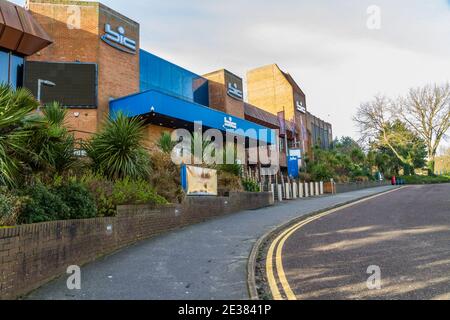 Bournemouth, England – Haupteingang zum Bournemouth International Centre, das am 17 20. Januar als NHS COVID-19 Impfzentrum , Landschaft, genutzt wird Stockfoto