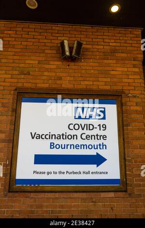 Bournemouth, England – Schild zum Eingang des NHS COVID-19 Impfzentrums am Bournemouth International Centre, Portrait, am 17 2021. Januar in Großbritannien. Stockfoto