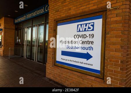 Bournemouth, England – Schild zum Eingang des NHS COVID-19 Impfzentrums am Haupteingang des Bournemouth International Centre, Portrait, auf Janu Stockfoto