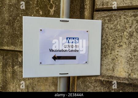 Bournemouth, England – Fußgängerschild zum Eingang des NHS COVID-19 Impfzentrums am Bournemouth International Centre, am 17 2021. Januar in Großbritannien. Stockfoto