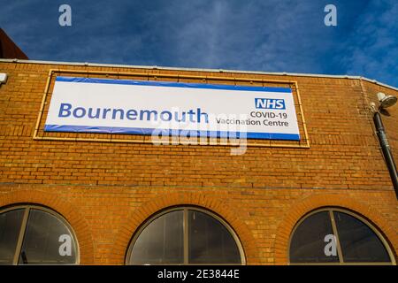 Bournemouth, England – Unterschreiben Sie am 17 2021. Januar in Großbritannien beim NHS COVID-19 Impfzentrum im Bournemouth International Centre, Landschaft. Stockfoto