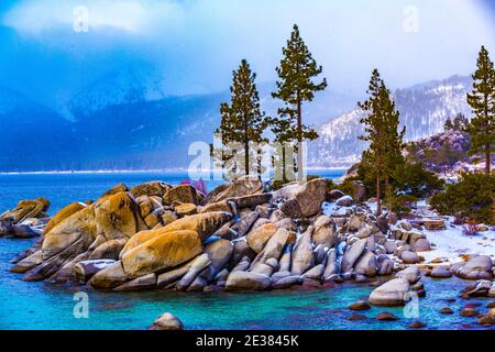 Lake Tahoe, Nevada, USA - 28. Dezember 2015: Blick auf den See an der Nordküste von Lake Tahoe, in der Nähe von Sand Harbor, und Incline Village. Stockfoto