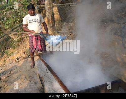 Familienmitglieder von palmsaftsammlern machen im Dorf Mohanbhog aus palmsaft Zacken. Agartala, Tripura, Indien. Stockfoto