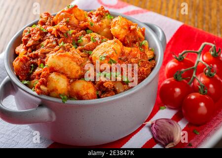 Gulasch-Eintopf – traditionelle ungarische Küche mit Kräutern Stockfoto