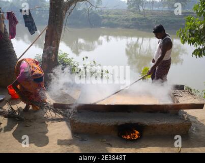 Familienmitglieder von palmsaftsammlern machen im Dorf Mohanbhog aus palmsaft Zacken. Agartala, Tripura, Indien. Stockfoto