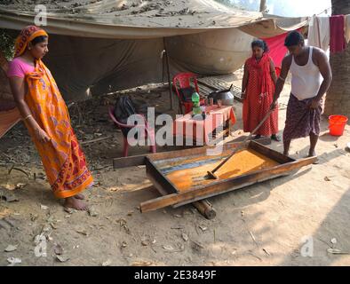 Familienmitglieder von palmsaftsammlern machen im Dorf Mohanbhog aus palmsaft Zacken. Agartala, Tripura, Indien. Stockfoto