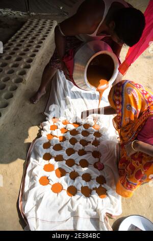 Familienmitglieder von palmsaftsammlern machen im Dorf Mohanbhog aus palmsaft Zacken. Agartala, Tripura, Indien. Stockfoto