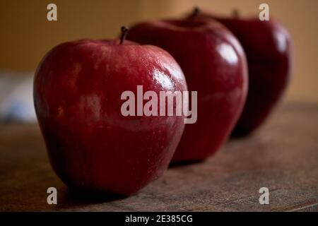 Mehrere rote Äpfel. Nahaufnahme von roten Äpfeln. Rote Äpfel in einer Reihe. Stockfoto