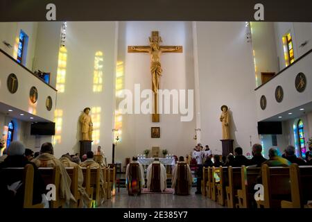 Sofia, Bulgarien - Jan 17 2021: Innenraum der römisch-katholischen Pfarrei St. Joseph während eines eucharistischen liturgischen Gottesdienstes Stockfoto