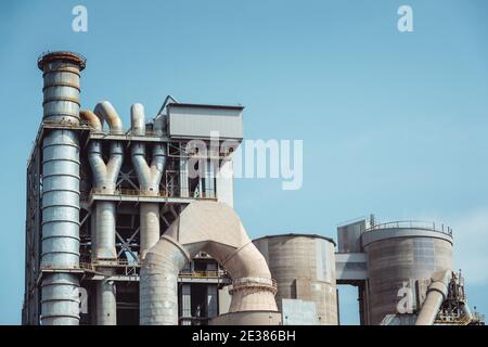 Zementfabrik Maschinen auf einem klaren blauen Himmel Stockfoto