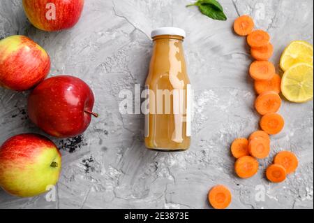 Äpfel, Gemüse und frischer Saft in der Flasche Stockfoto