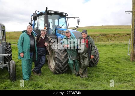 Muirkiirk, East Ayrshire, Schottland, Großbritannien, Village landwirtschaftliche Show, lokale Bauern und ihre Familien treffen und konkurrieren mit Vieh, Schafe & Rinder auf dem DisplayEine Gruppe von Bauern bewundern die Traktoren alt und neu Stockfoto