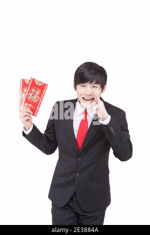 Der junge Geschäftsmann hält roten Umschlag hochwertige Foto Stockfoto
