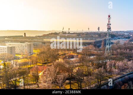 Tolles Strahov Stadion in Prag. Das größte Stadion der Welt. Blick vom Aussichtsturm Petrin Tschechien Stockfoto