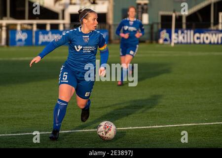 Sarah Wilson (#5 Durham) während des FA Women’s Championship Matches zwischen Crystal Palace und Durham in Hayes Lane in Bromley. Stockfoto