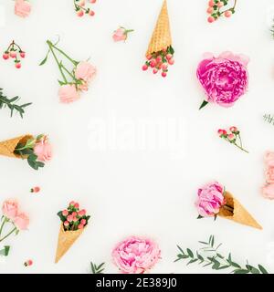 Blumenmuster mit Pfingstrosen, Rosen, Eukalyptus, Waffelkegel auf weißem Hintergrund. Flach liegend Stockfoto